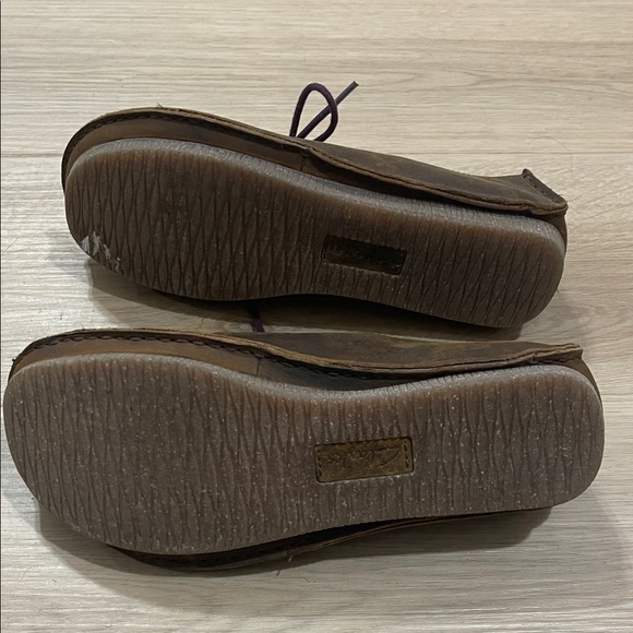 Clarks Brown Leather Chukka Boots with Purple Laces - Picture 2 of 6